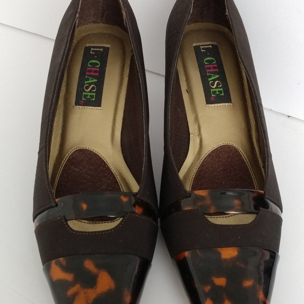 L Chase 7.5 tortoise shell w dark fabric pumps